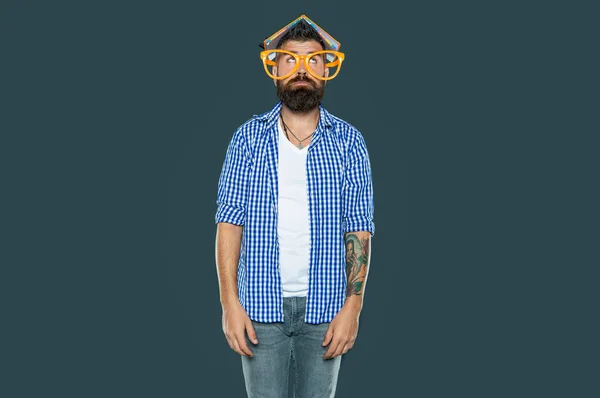 Chateado Homem Barbudo Engraçado Óculos Festa Com Livro Cabeça — Fotografia de Stock