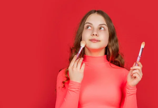 Rozmyślanie Nastolatek Zastosować Proszek Twarz Pędzlem Makijażu — Zdjęcie stockowe