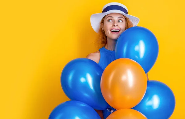 Έκπληξη Γυναίκα Μπαλόνια Στα Καλοκαιρινά Γενέθλια Φωτογραφία Της Γυναίκας Μπαλόνια — Φωτογραφία Αρχείου