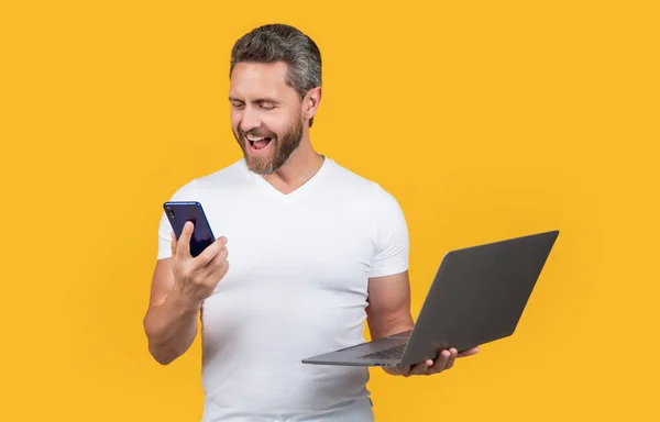 Förbluffad Multitasking Man Frilansar Laptop Och Telefon Multitasking Man Frilansar — Stockfoto
