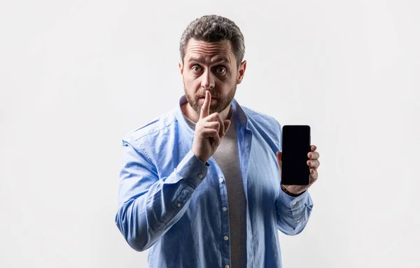 Hombre Secreto Que Muestra Aplicación Teléfono Aislado Fondo Del Estudio — Foto de Stock