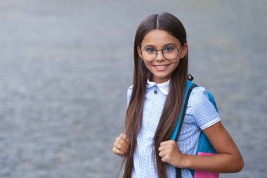 Sırt çantalı liseli kız, fotokopi odası. Açık havada liseli bir kız. Genç bir kızın fotoğrafı. Genç okul esmer kızı..