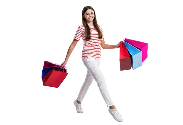 在工作室购物的快乐少女 在后台购物的少女 年轻女孩提着包购物的照片 在白色的街上孤身一人购物的少女 — 图库照片