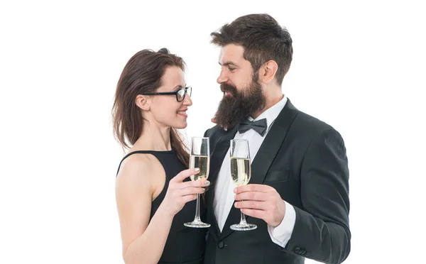 恋に落ちる ハッピーバレンタインデー 恋のカップル シャンパンを2杯 寄付金集めイベントだ 特別な機会を 自信があり成功しました 髭と上品な女を持つタキシード男 — ストック写真
