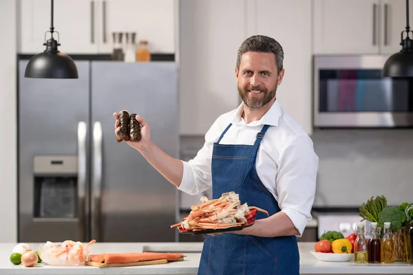Positieve Man Koken Kreeft Zeevruchten Keuken Foto Van Mens Koken — Stockfoto
