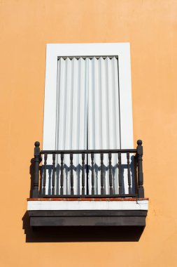 Bir balkon korkuluğu cephesi. Balkon parmaklıkları dışarıda. Balkon parmaklıklarının fotoğrafı. Balkon korkulukları evde..