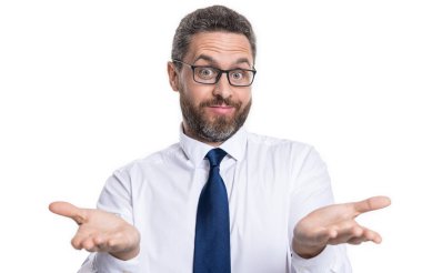 Stüdyoda kafası karışmış bir adam, seçici odaklanma. Adamın arka planda kafası karışmış. Göz giysisinde kafası karışmış bir adamın fotoğrafı. Beyazların üzerinde kafası karışmış bir adam.