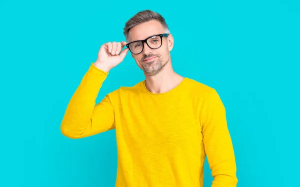 Szczęśliwy Człowiek Wygląda Okularach Odizolowanych Niebiesko Zobacz Okularach Studio Mężczyzna — Zdjęcie stockowe