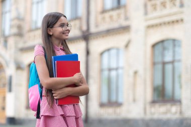 Eylül 'de okuldaki kız, fotokopi odası. Eylül sezonunda liseli kız. Eylül ayının açık hava okulundaki kız öğrenci. Eylül 'de okuldaki kızın fotoğrafı..