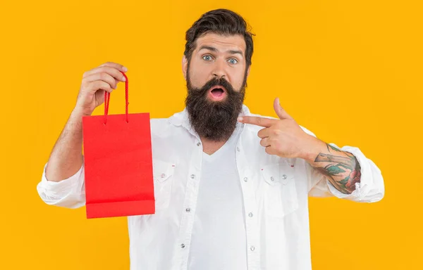 Erstaunt Shopper Beim Einkaufen Isoliert Auf Gelb Ladenbesitzer Beim Einkaufen — Stockfoto