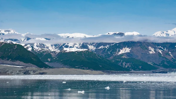 米国アラスカ州の信じられないほどのハバード氷河の性質 山の氷河の洞窟や海の海の水の風景の自然氷 山の海岸の自然景観 氷河湾の自然 雪の山の峰 — ストック写真
