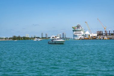 Miami, Florida ABD - 15 Nisan 2021: Gemi ve tekneyle liman.