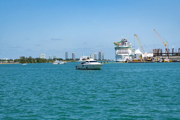 Майами, Флорида, США - 15 апреля 2021 года: порт или гавань с кораблем и лодкой.