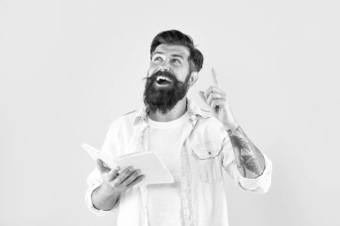 Hipster adamın sarı arka planda not defteri okumasından esinlenilmiştir..