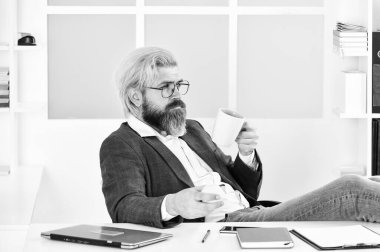 Tükenmişlik ve fikir yoksunluğu. Kriz konsepti. Başarılı girişimci ofis içi resmi takım elbiseli bir adam. Ofis işi. İşletme müdürü dinleniyor. İş konsepti. Hippi tenis topu oynar..