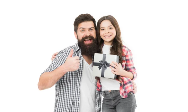 家族に愛を与える 髭の男が親指を立てている 小さな子供はギフトボックスを保持します 幸せな家族だ 誕生日を祝う お祝いだ ギフトショップ 買い物と配達 最高の贈り物 — ストック写真