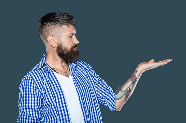 Uomo Barbuto Indossare Camicia Scacchi Che Presenta Prodotto Sfondo Grigio — Foto Stock