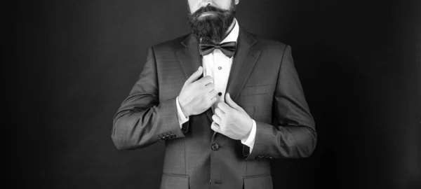 身穿蓝色燕尾服打领带的人 穿正装 背景为黑色的绅士 男性正式时尚 — 图库照片