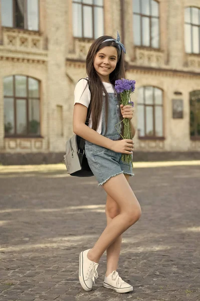 Lycklig Flicka Med Våren Blommor Kvinnors Dag — Stockfoto