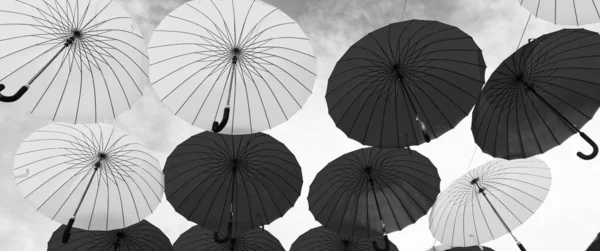 Parapluies Rouges Jaunes Suspendus Fond Ciel Bas Vers Haut — Photo