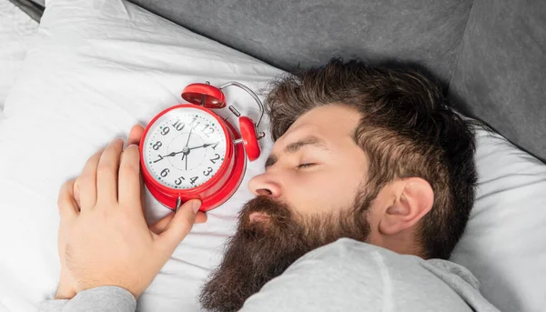 Retrato Homem Dormindo Com Despertador Cama Tempo Sono — Fotografia de Stock