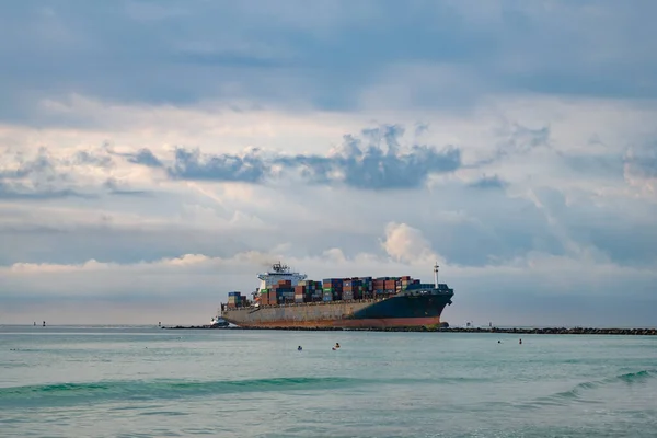 美国佛罗里达州迈阿密海滩 2021年4月18日 货船运送集装箱入港 — 图库照片