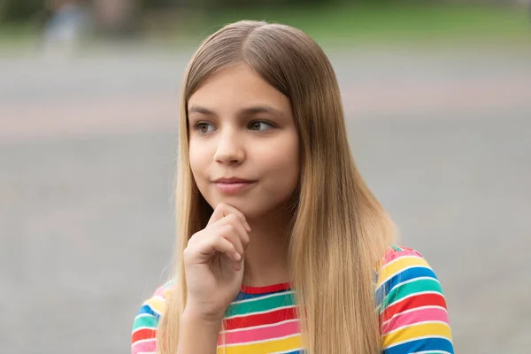 Düşünen Genç Kızın Portresi Sarı Saçlı Genç Kızın Portresi Dışarıdaki — Stok fotoğraf