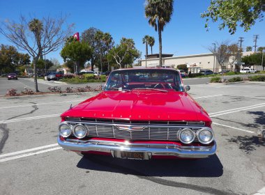 Los Angeles, Kaliforniya ABD - 28 Mart 2021: Kırmızı Chevrolet impala ön görünüm.