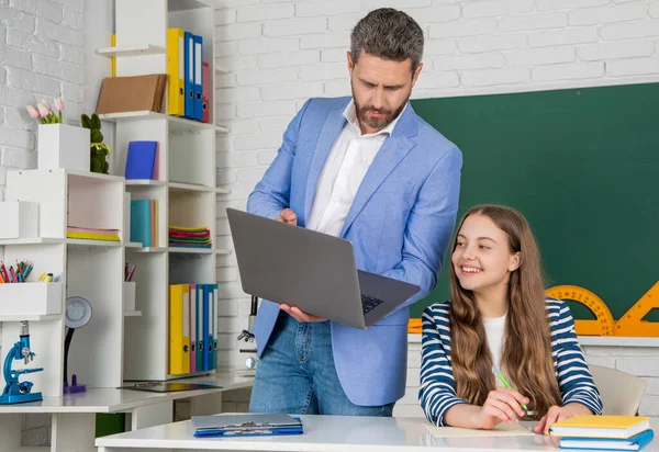 Lycklig Flicka Med Lärare Klassrummet Använda Laptop — Stockfoto