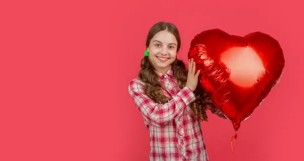 Glad Flicka Hålla Kärlek Hjärta Ballong Röd Bakgrund — Stockfoto