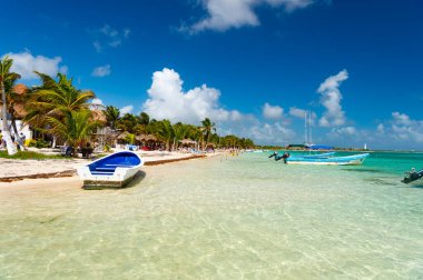 Costa Maya, Meksika - 01 Şubat 2016: Yaz tatili plajında tekne, kopyalama alanı.