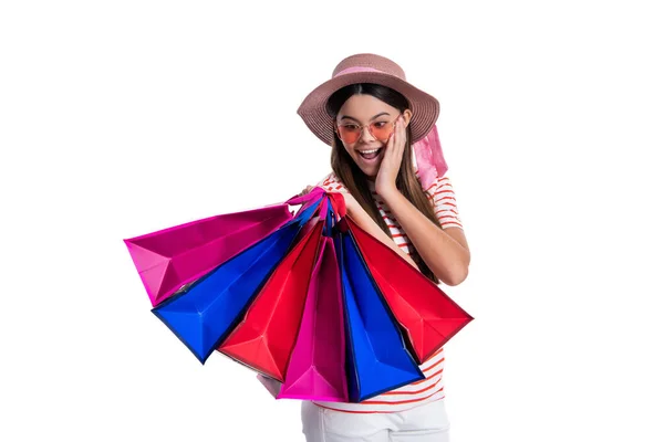 对背景下的购物活动感到惊讶的少女 在工作室里购物的少女 少女提着包购物时的照片 在商店甩卖时与白人隔离的少女 — 图库照片