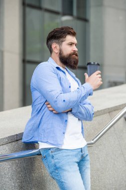 Kafkasyalı bir adamın kahve içerken çekilmiş fotoğrafı. Adam dışarıda kahve içiyor. Dışarıda kahve içen bir adam. Adam sokakta kahve içiyor..