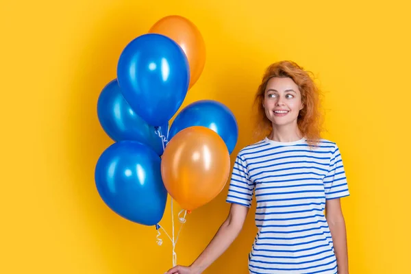 Χαρούμενη Γυναίκα Κρατά Μπαλόνια Κόμμα Στο Στούντιο Γυναίκα Μπαλόνι Για — Φωτογραφία Αρχείου