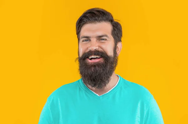 Портрет Счастливого Бородатого Человека Изолированного Желтом Портрет Бородатого Человека Студии — стоковое фото