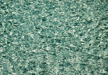 yaz mavi deniz suyu arka planında dalgalanmalar.