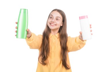 Mutlu çocuk şampuanı ya da saç kremi şişesini sunar..