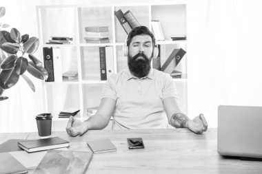 Rahat çalışan meditasyon yapar Mudra jesti yapar ve ofis masasındaki kulaklıklarda Zen müzik dinler, meditasyon yapar..
