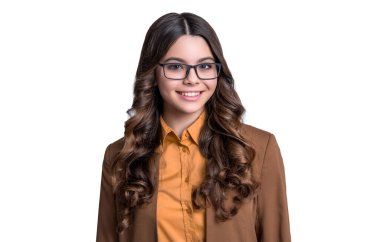 Arka planda beyaz, genç bir kızın portresi var. Gözlüklü, beyaz, genç bir kızın fotoğrafı. Beyaz elbiseli beyaz tenli genç kız. Stüdyoda gözlüklü beyaz kız..
