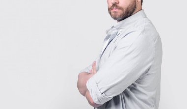 Gri arka planda sakallı ve sakallı bir adamın fotokopi odası var. Stüdyoda sakallı bir adam var. Sakallı bir adamın fotoğrafı. Sakallı, sakallı, sıradan gömlekli bir adam..