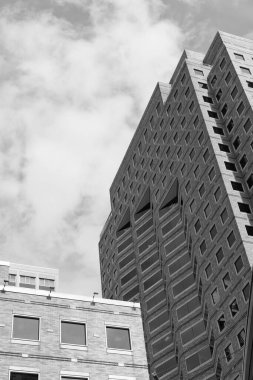 Modern tuğla gökdelen binası. Modern şehirdeki iş merkezi.