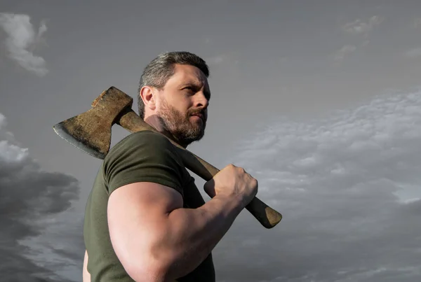 Brutally Man Axe Lumberjack Man Hold Brutal Man Sky Background — Stok fotoğraf