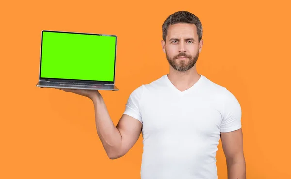 Człowiek Pokazuje Przenośny Laptop Izolowany Żółtym Tle Człowiek Prezentujący Przenośny — Zdjęcie stockowe