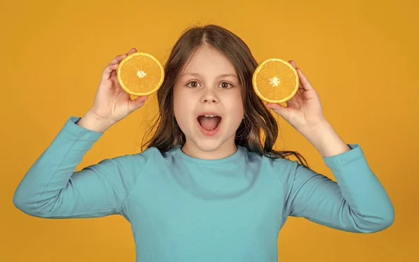 Θετική Έφηβος Κορίτσι Κατέχουν Πορτοκαλί Φρούτα Κίτρινο Φόντο — Φωτογραφία Αρχείου