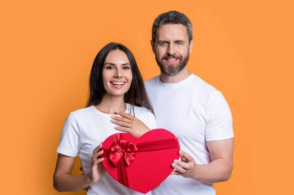 Ζευγάρι Δώρο Αγάπης Του Αγίου Βαλεντίνου Στο Στούντιο Valentine Διακοπές — Φωτογραφία Αρχείου