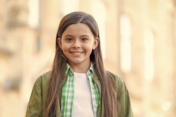 Yüzü Dışarıda Gülümseyen Mutlu Genç Kızın Portresi — Stok fotoğraf