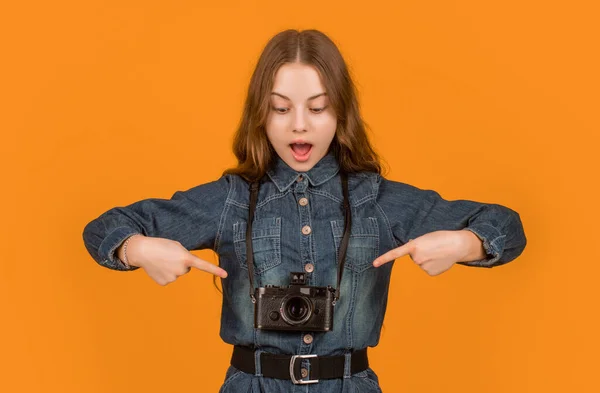 Gadis Yang Terkejut Fotografer Menunjuk Jari Pada Kamera Tergantung Leher — Stok Foto