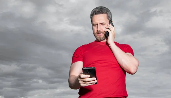 Hombre Tiene Hablar Por Teléfono Usar Camiseta Roja Con Publicidad — Foto de Stock