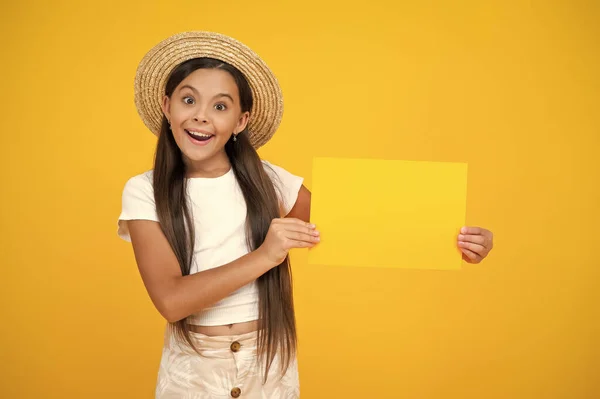 Hayretler Içindeki Genç Kız Elinde Sarı Arka Planda Fotokopi Alanı — Stok fotoğraf