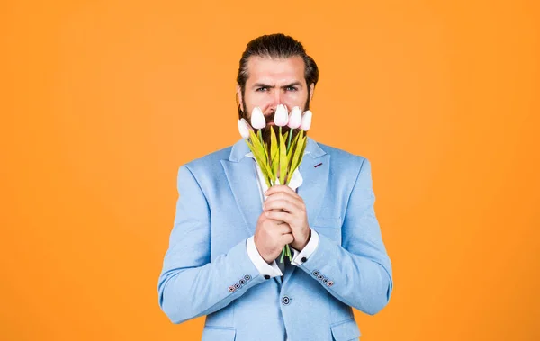 Homem Bem Preparado Formalwear Casamento Tem Barba Segurar Tulipa Flor — Fotografia de Stock